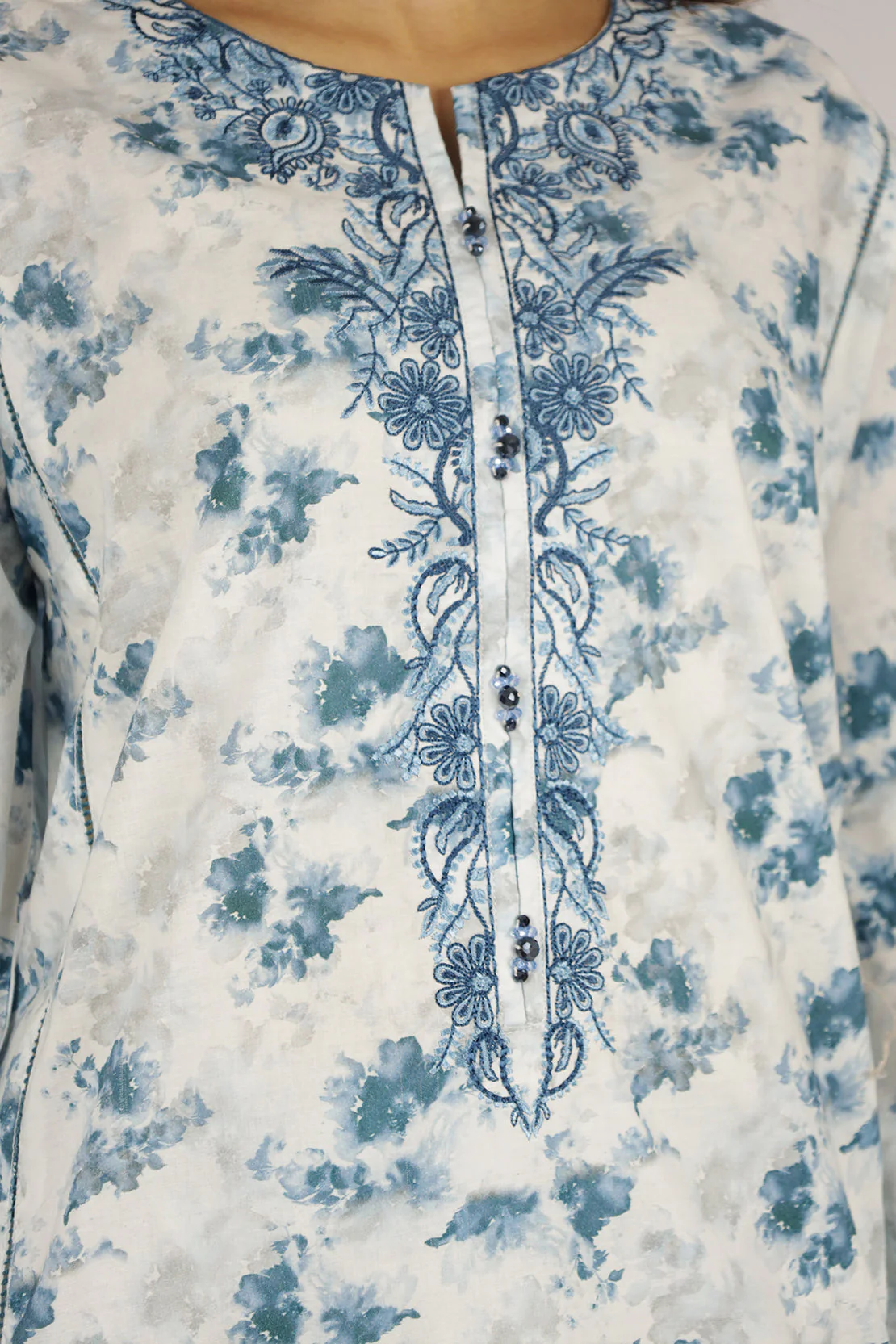Printed Embroidered Lawn Stitched 3 Piece - Image 4