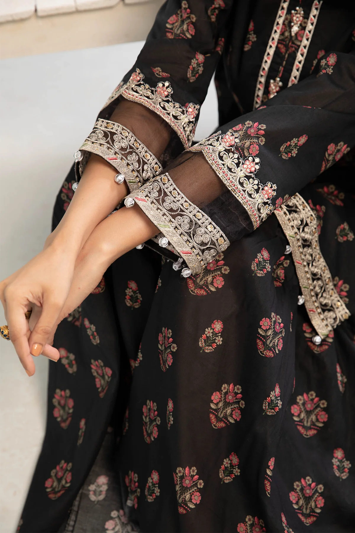 3 Piece Embroidered Lawn Suit | DW-EA23-06R1 - Image 4